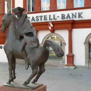 Castellreiter vor seiner Bank