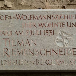 Erinnerungstafel vor Riemenschneiderhaus