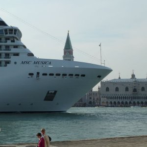 Riesenkreuzer im Bacino di San Marco