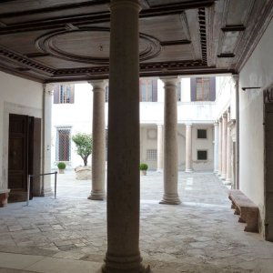 Im Innenhof des Palazzo Grimani