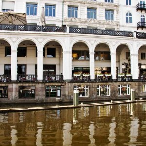 Hamburg Fleetfahrt Elbarkaden am Rathaus