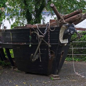 Hamburg Elbfahrt da steht ein Boot im Garten