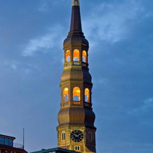 Hamburg Kirchturm unter blauem Himmel