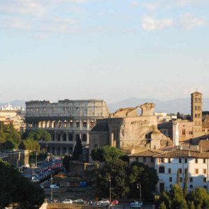 Blick auf Kolosseum und Forum Romanum