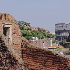 Blick ber Ruine auf Kolosseum