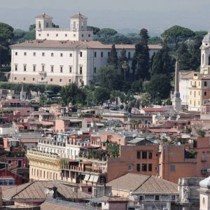 Vittoriano Blick auf Trinita dei Monti und Villa Medici