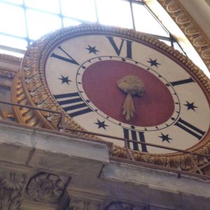 Uhr im Petersdom
