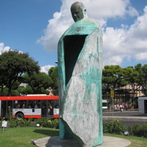 Statue von Johannes Paul II. am Termini