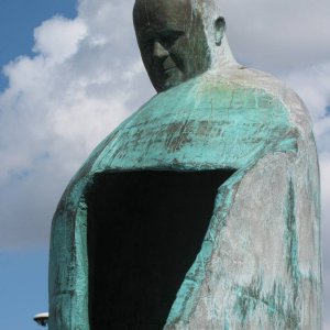 Statue von J. P. II. am Termini