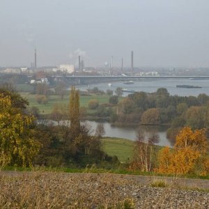 Duisburg auf der Halde Industriekulisse am Rhein