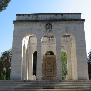 Monumenti ai Caduti.jpg