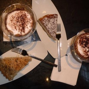 Kaffee und Kuchen im Chiostro