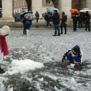 Schneespiele auf dem Petersplatz