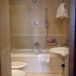 Das Badezimmer im Hotel Regno