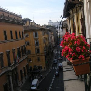 Blick vom Minibalkon nach rechts die Via del Corso in Richtung Nationalmonu