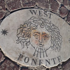 Plakette West Ponente auf dem Petersplatz