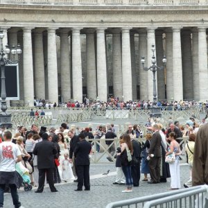 Hochzeitsgesellschaft auf dem Petersplatz