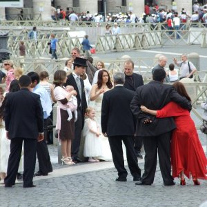 Hochzeitsgesellschaft auf dem Petersplatz