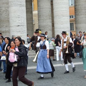 im Dirndlkleid am Petersplatz