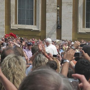 Papst badet in der Menge