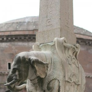 Pantheon hinter Berninis Elefant