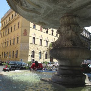 Piazza Giudia, Fontana gemella