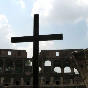 Ein Kreuz mit dem Kolosseum