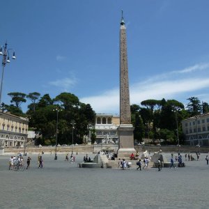 Piazza del Popolo un der Mittagssonne