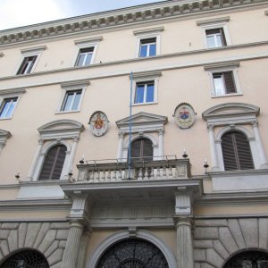 Papstwappen an der Pontificia Accademia Ecclesiastica