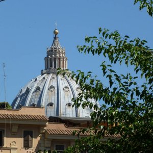 Blick vom Bahnhof San Pietro zur Kuppel San Pietro