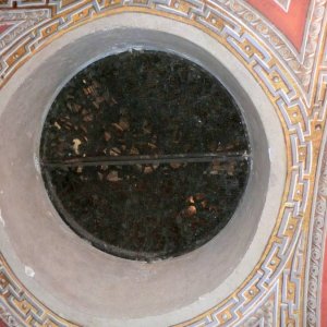 San Pietro Blick vom Gang zum Petrusgrab nach oben in die Basilika