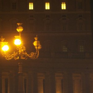 Laterne vor dem Papstpalast bei Nacht