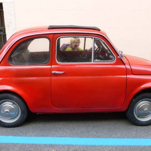 Fiat 500 mit "Fahrerin"