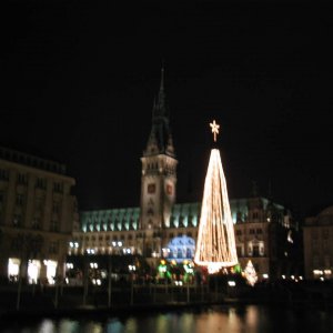 Historischer Weihnachtsmarkt vor dem Hamburger Rathaus
