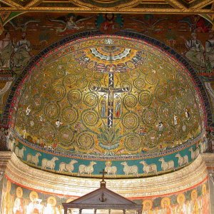 San Clemente: Apsismosaik und Triumphbogen der Oberkirche