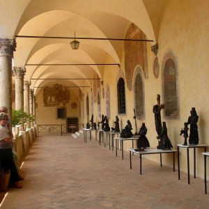 Assisi S Francesco Kreuzgang