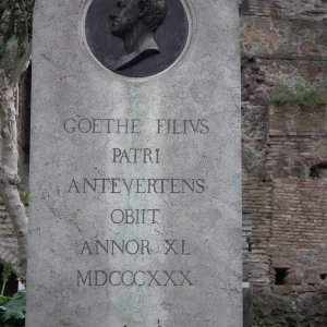 Cimitiero acattolico, Grab von Goethes Sohn