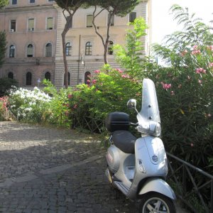 Vespa am Janusbogen