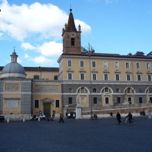 Piazza del Popolo in der Mittagssonne