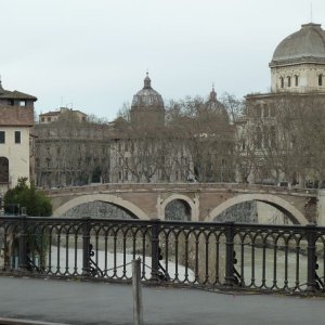 Blick von der Ponte Palatino zum Ghetto