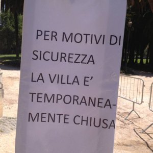 Hinweisschild bei der Villa Torlonia