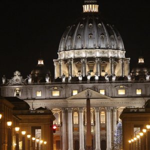 Petersdom bei Nacht