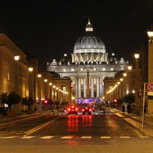 Petersdom bei Nacht