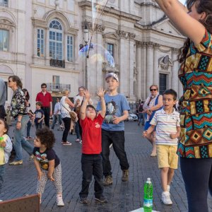 Straenknstler Seifenblasen fr Kinder Navona