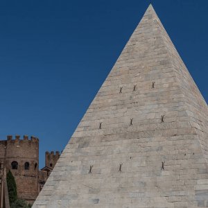 Cimitero Accatolico Pyramide