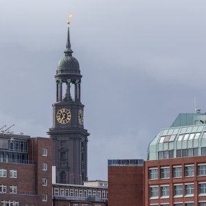 Hamburg Hafen Blick auf Michel