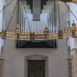 Hildesheim Dom Heziloleuchter vor Orgelpfeifen