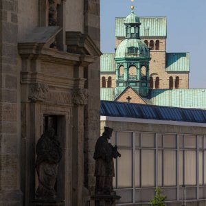 Hildesheim Dom hinter Kirche