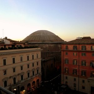 Blick vom der Dachterrasse des Hotel Minerva auf das Pantheon