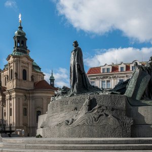 Prag2015 Hus Denkmal und Nikolauskirche